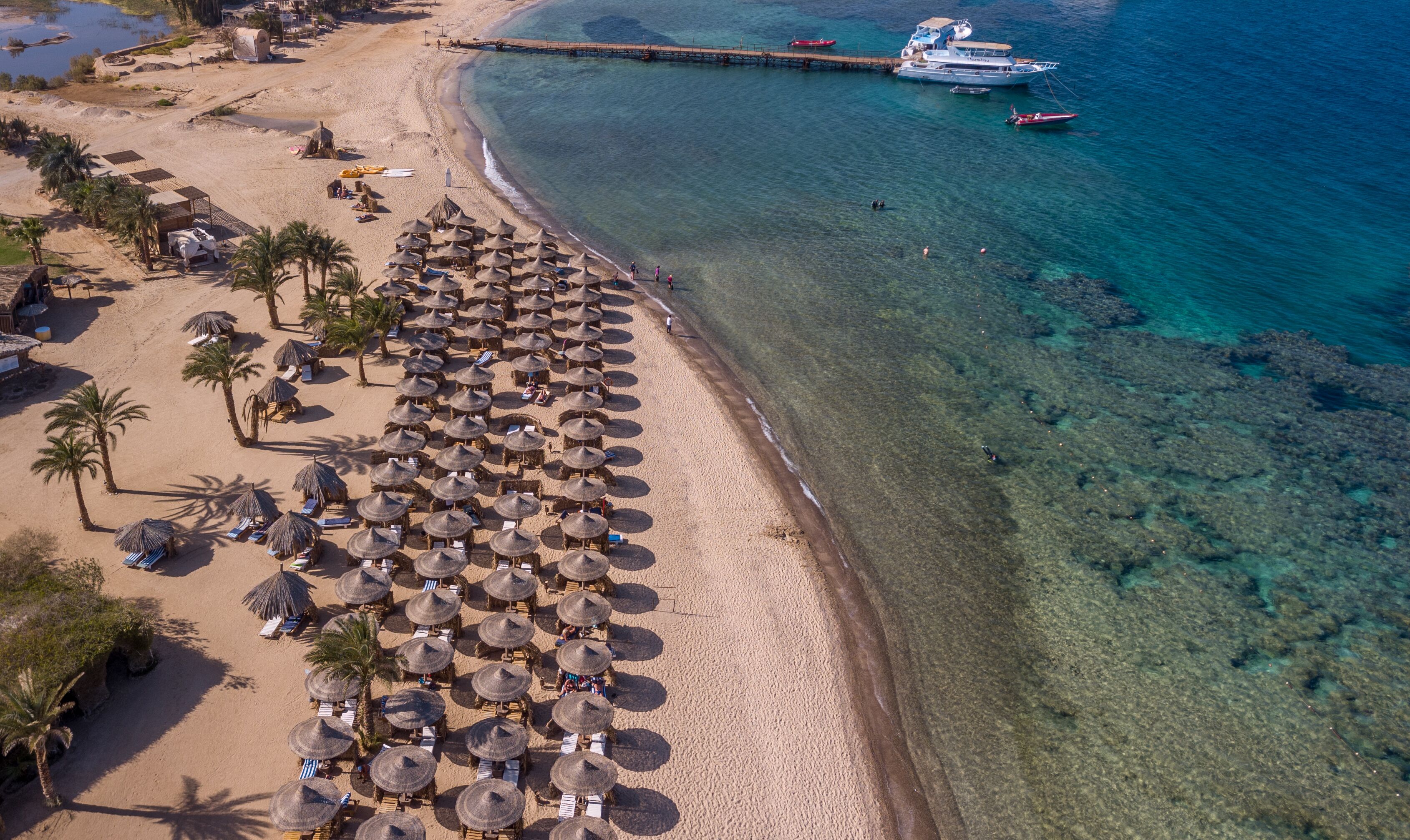 Plage privée, chaises longues, parasols, serviettes de plage