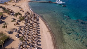Plage privée, chaises longues, parasols, serviettes de plage