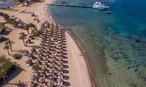 Playa privada, camastros, sombrillas y toallas de playa 