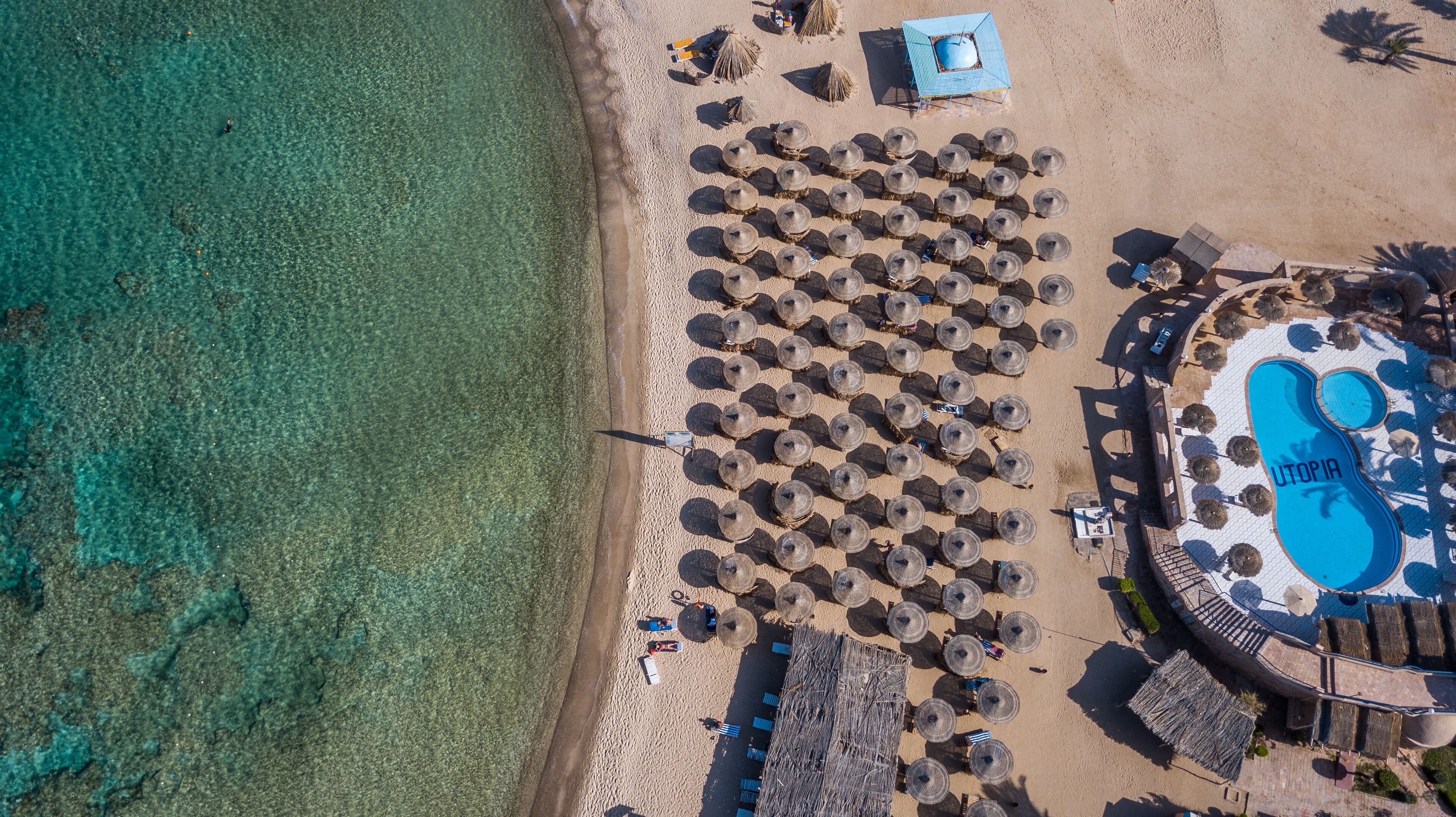 Plage privée, chaises longues, parasols, serviettes de plage