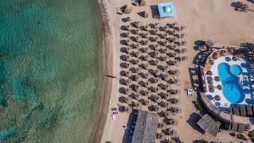 Plage privée, chaises longues, parasols, serviettes de plage