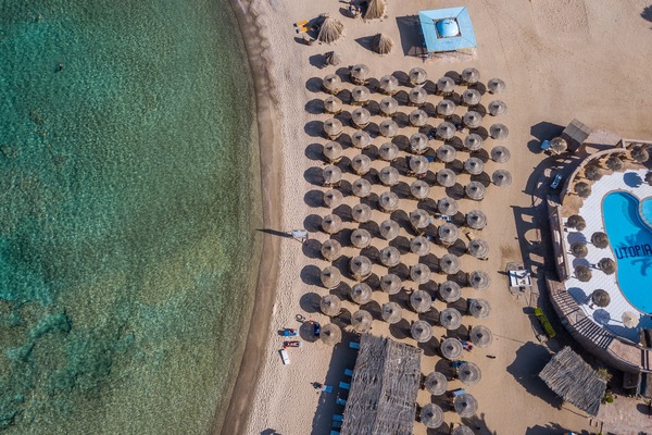 Praia particular, espreguiçadeiras, guarda-sóis, toalhas de praia
