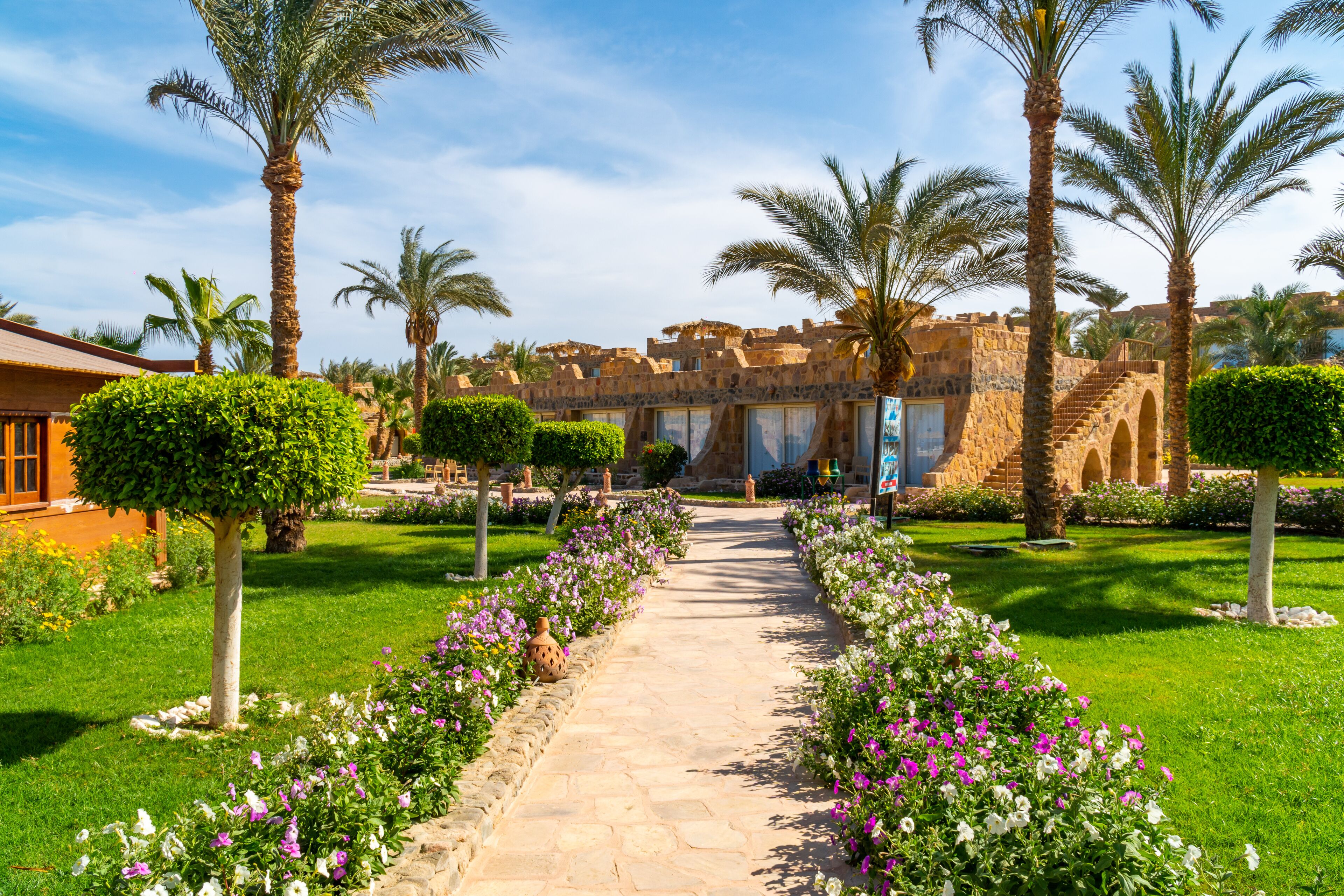 Minibar, caja de seguridad en la habitación y decoración personalizada 