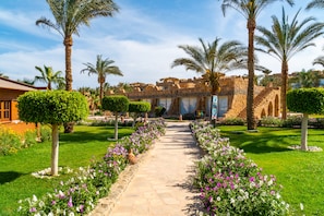 Rom – deluxe, ved strandkanten | Minibar, safe på rommet, individuelt dekorert og individuelt innredet