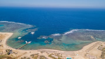 Privatstrand, Liegestühle, Sonnenschirme, Strandtücher