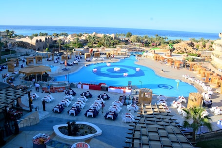 5 outdoor pools, free cabanas, pool umbrellas