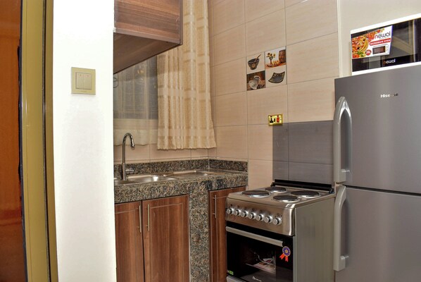 Studio | Private kitchen | Fridge, microwave, oven, stovetop