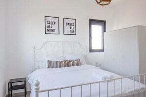 4 quartos, individualmente decorados, individualmente mobiliados