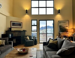 Smart TV, fireplace