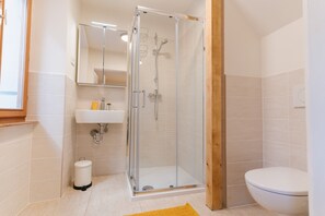 Dusche, umweltfreundliche Kosmetikartikel, Haartrockner, Handtücher