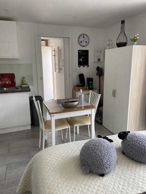 1 bedroom, free WiFi, bed sheets - 100% self-contained studio at the foot of the Dentelles de Montmirail (Violes)