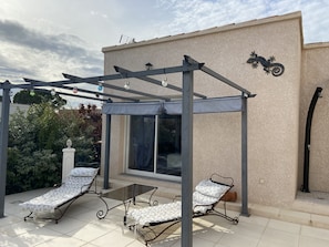 Terrace/patio - 100% self-contained studio at the foot of the Dentelles de Montmirail (Violes)