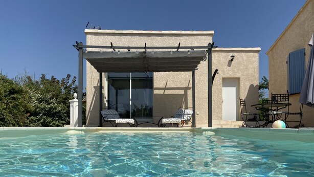 A pool area with lounge chairs and a pergola. - 100% self-contained studio at the foot of the Dentelles de Montmirail (Violes)