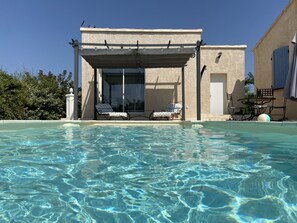 A pool area with lounge chairs and a pergola. - 100% self-contained studio at the foot of the Dentelles de Montmirail (Violes)