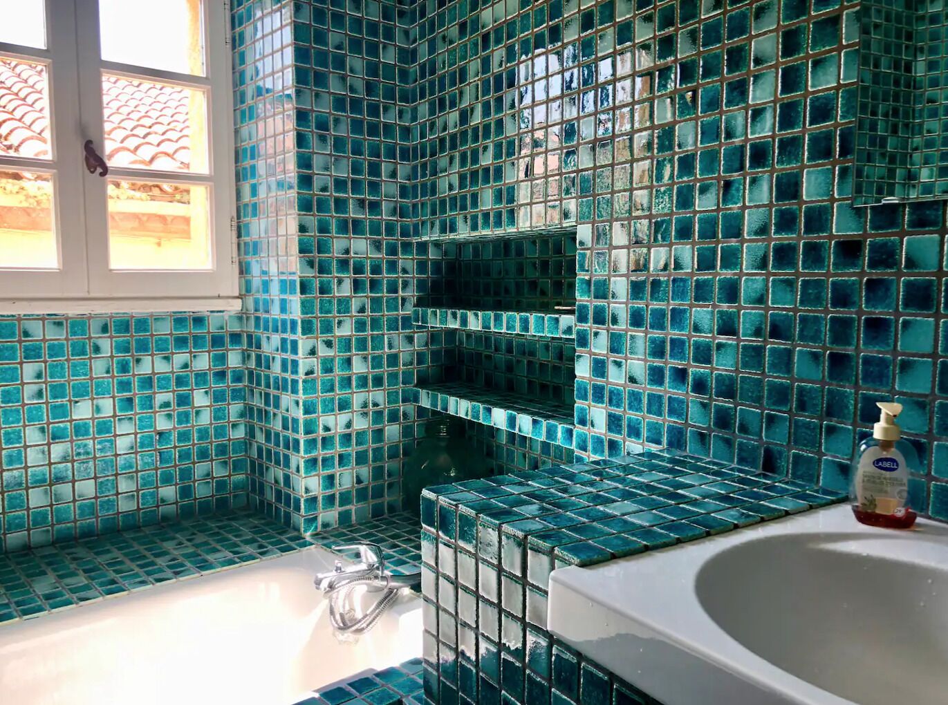 Combined shower/tub, hair dryer, bidet, towels