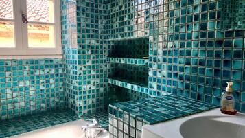 Combined shower/tub, hair dryer, bidet, towels