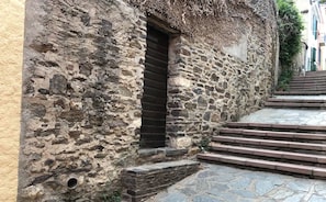 Exterior detail - Central old town location with sea view & patio garden (Collioure)