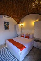 Economy Single Room | Minibar, desk, rollaway beds, bed sheets