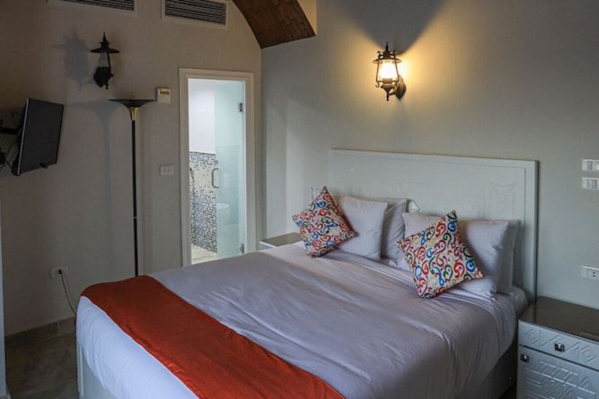 Minibar, desk, rollaway beds (surcharge), bed sheets