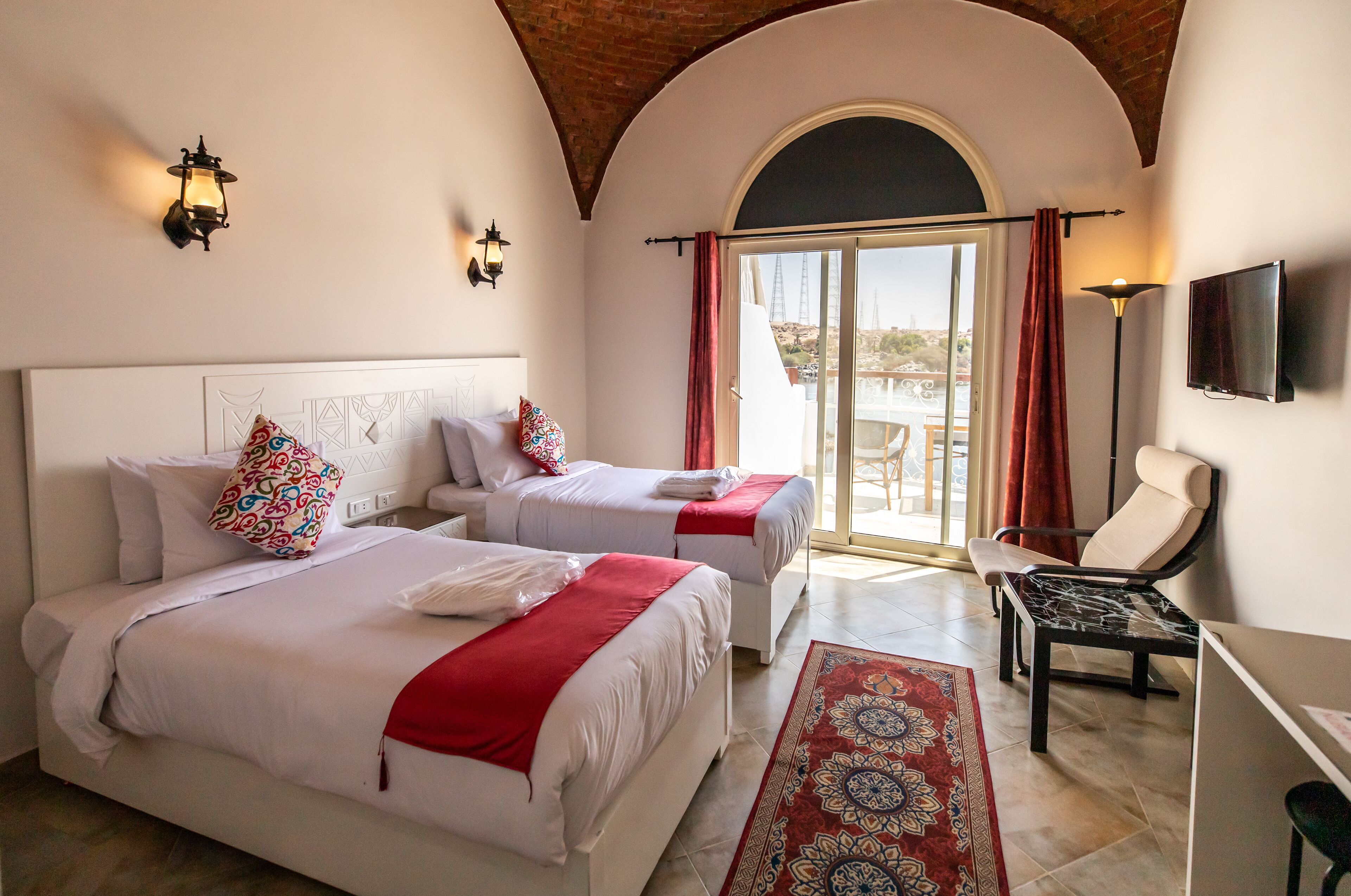 Deluxe Double Room | Minibar, desk, rollaway beds, bed sheets