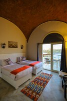 Deluxe Double Room | Minibar, rollaway beds, bed sheets