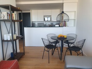 Private kitchen | Fridge, microwave, oven, stovetop - Modern Apartment First Line Beach, Montevideo UY (Montevideo)