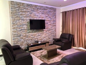 Living area - 2 Bed - Sleeps 4 - Free Airport Shuttle (Entebbe)