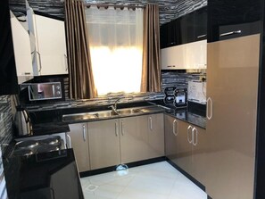 Apartamento | Cozinha privada | Geladeira, micro-ondas, fogão, cooktop