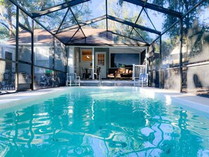 Alberca al aire libre y alberca climatizada