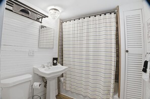 Combined shower/bathtub, hair dryer, towels, shampoo - Oak Canopy Escape | St. Augustine | Heated Pool (St. Augustine)
