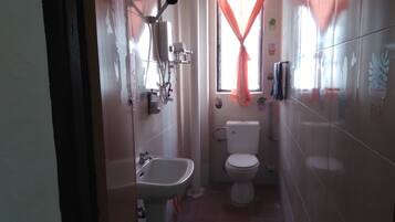 Chuveiro, toalhas de banho