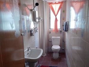 Standard Twin Room | Bathroom | Shower, towels