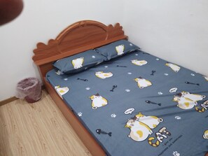 Triple Room | Desk, free WiFi, bed sheets