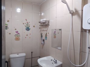 Kahden hengen standard-huone | Kylpyhuone | Suihku, pyyhkeet