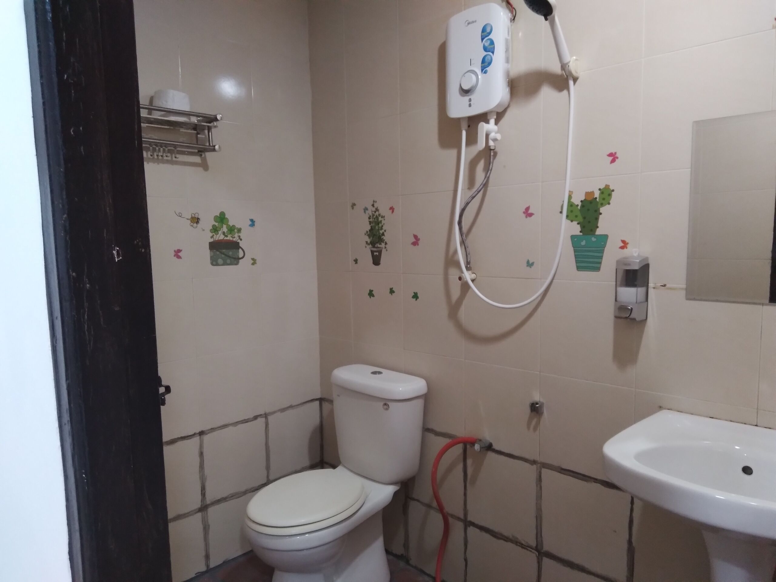 Standard Triple Room | Bathroom | Shower, towels