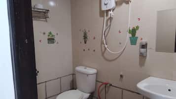 Standard Triple Room | Bathroom | Shower, towels