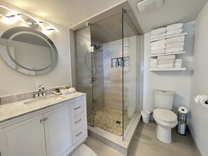 Doccia, asciugacapelli, asciugamani, sapone