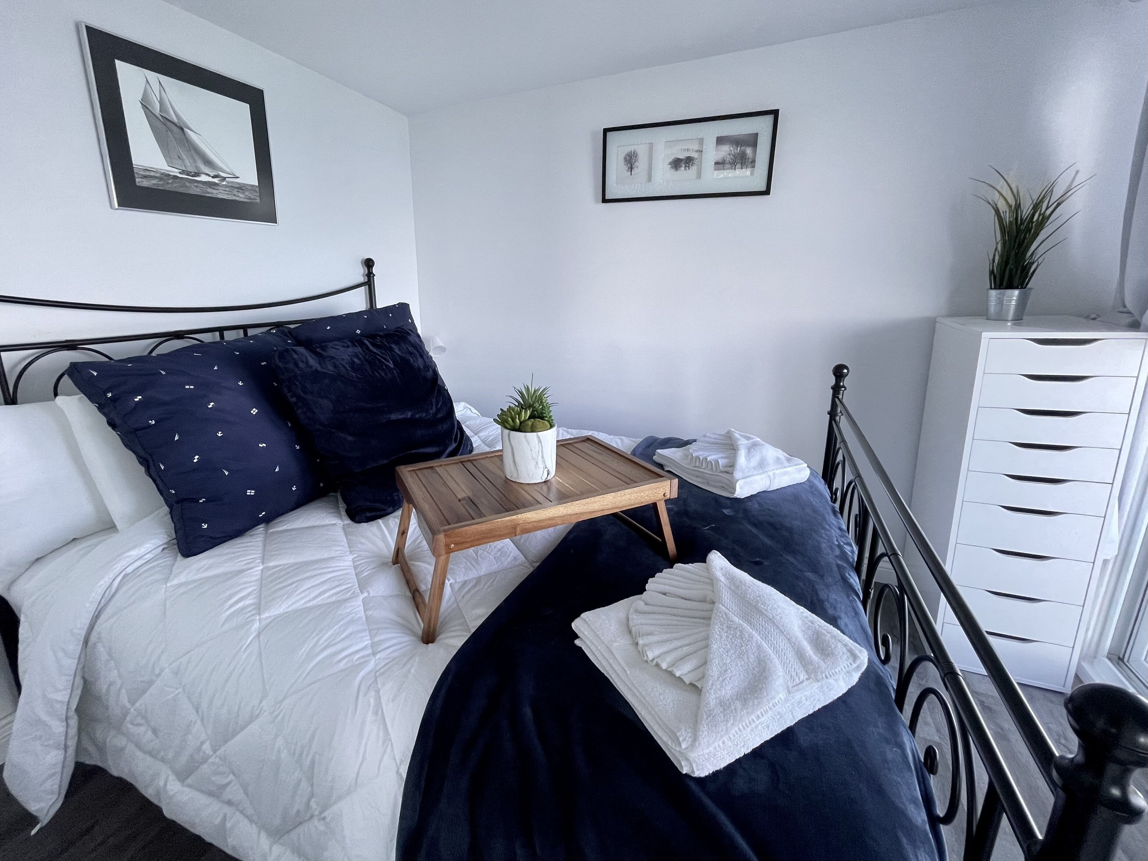 2 habitaciones, escritorio, tabla de planchar con plancha y wifi gratis 