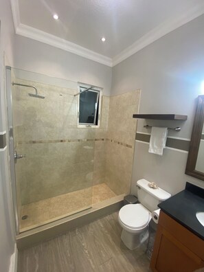 Douche, serviettes fournies, savon, papier toilette