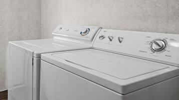 Een voorperspectief van een voorlader wasmachine en droger in een wasserij.