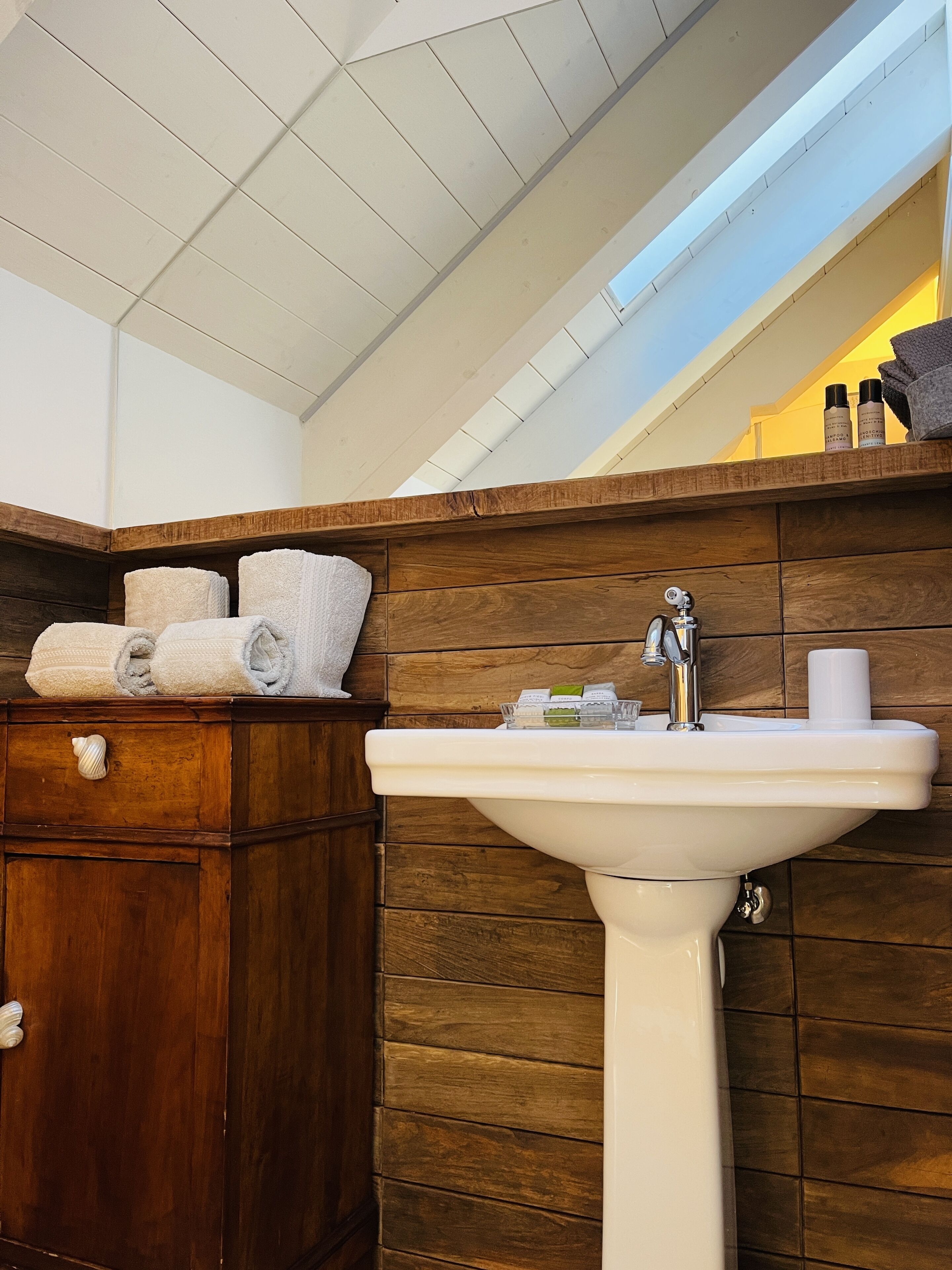 Doccia, asciugacapelli, accappatoio, bidet