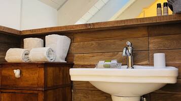 Dusch, hårtork, badrock och bidé