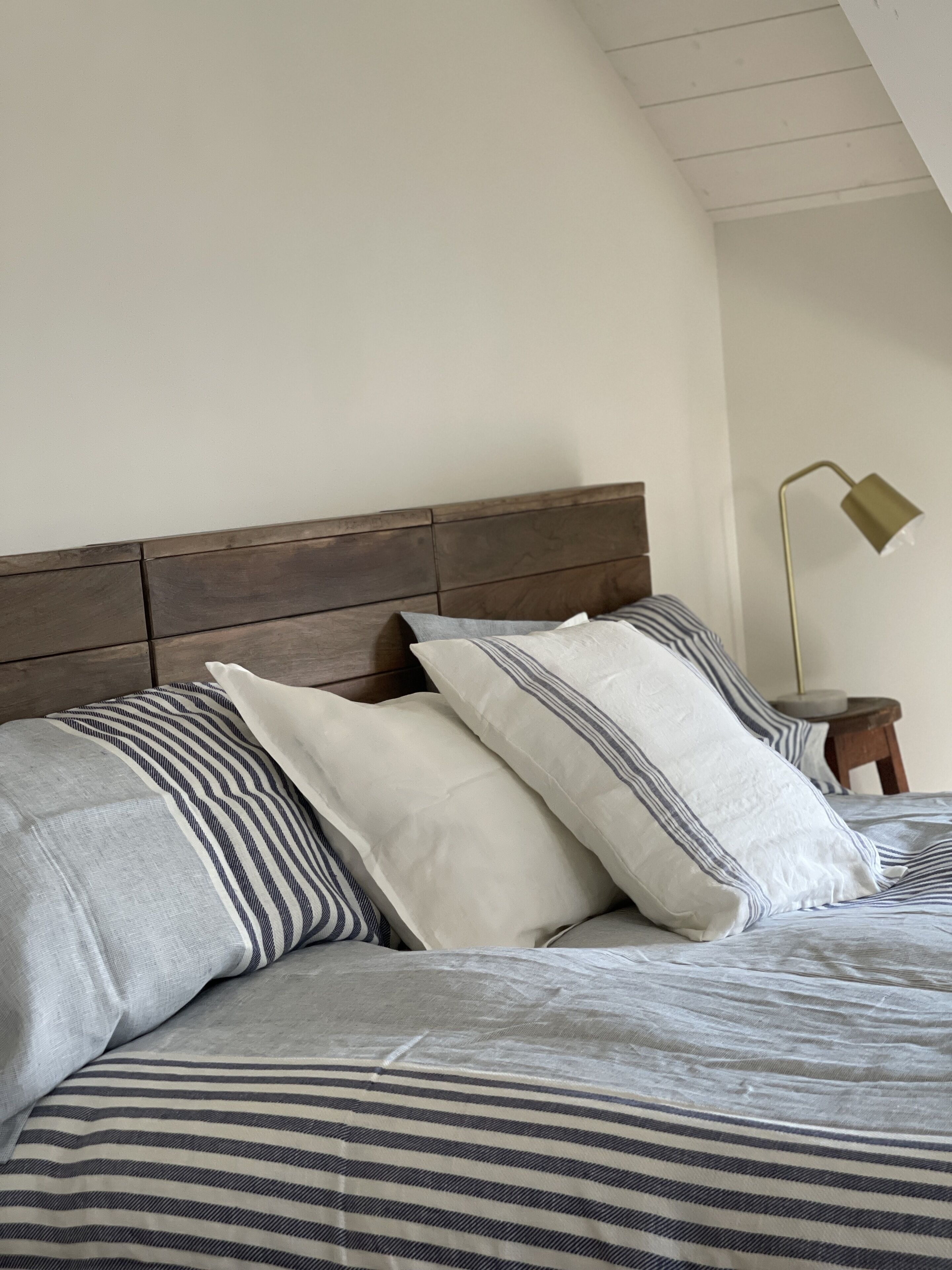 1 camera, una scrivania, insonorizzazione, ferro/asse da stiro