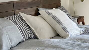 1 sovrum, skrivbord, ljudisolering och strykjärn/strykbräda