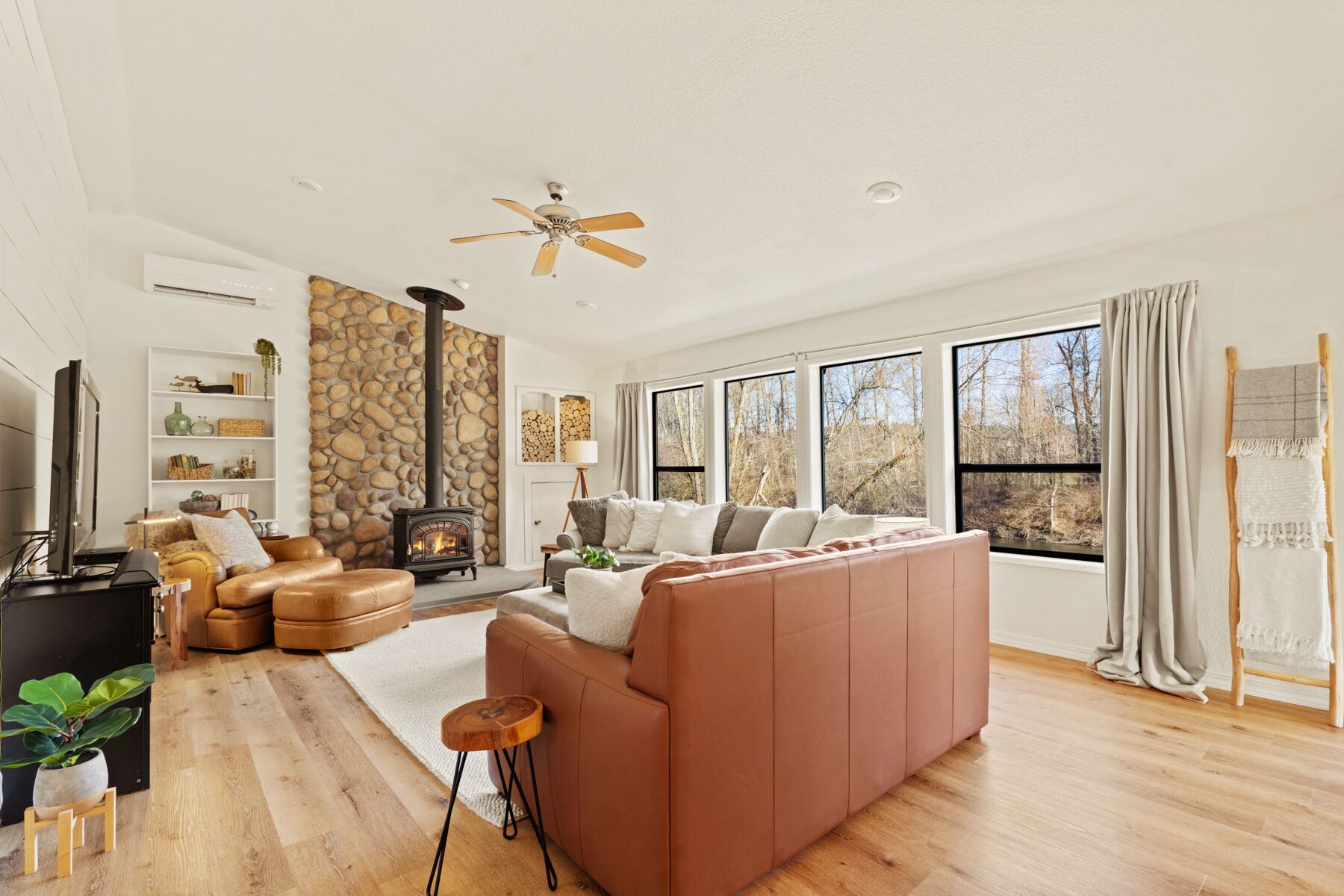 Cozy Cottage On the River Puyallup Waterfront Retreat Single