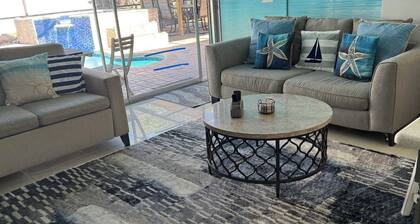 Amazing Pool HOME , FREE HEATED Spa only 2 Miles to Beach!Sleeps 10 !!