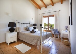 4 bedrooms, desk, iron/ironing board, travel crib