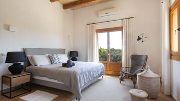 4 slaapkamers, een bureau, een strijkplank/strijkijzer, reisbedje