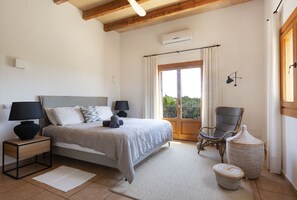 4 bedrooms, desk, iron/ironing board, travel crib