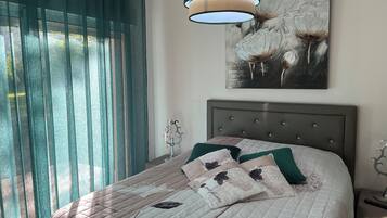 2 makuuhuonetta, työpöytä, silitysrauta/-lauta, ilmainen Wi-Fi